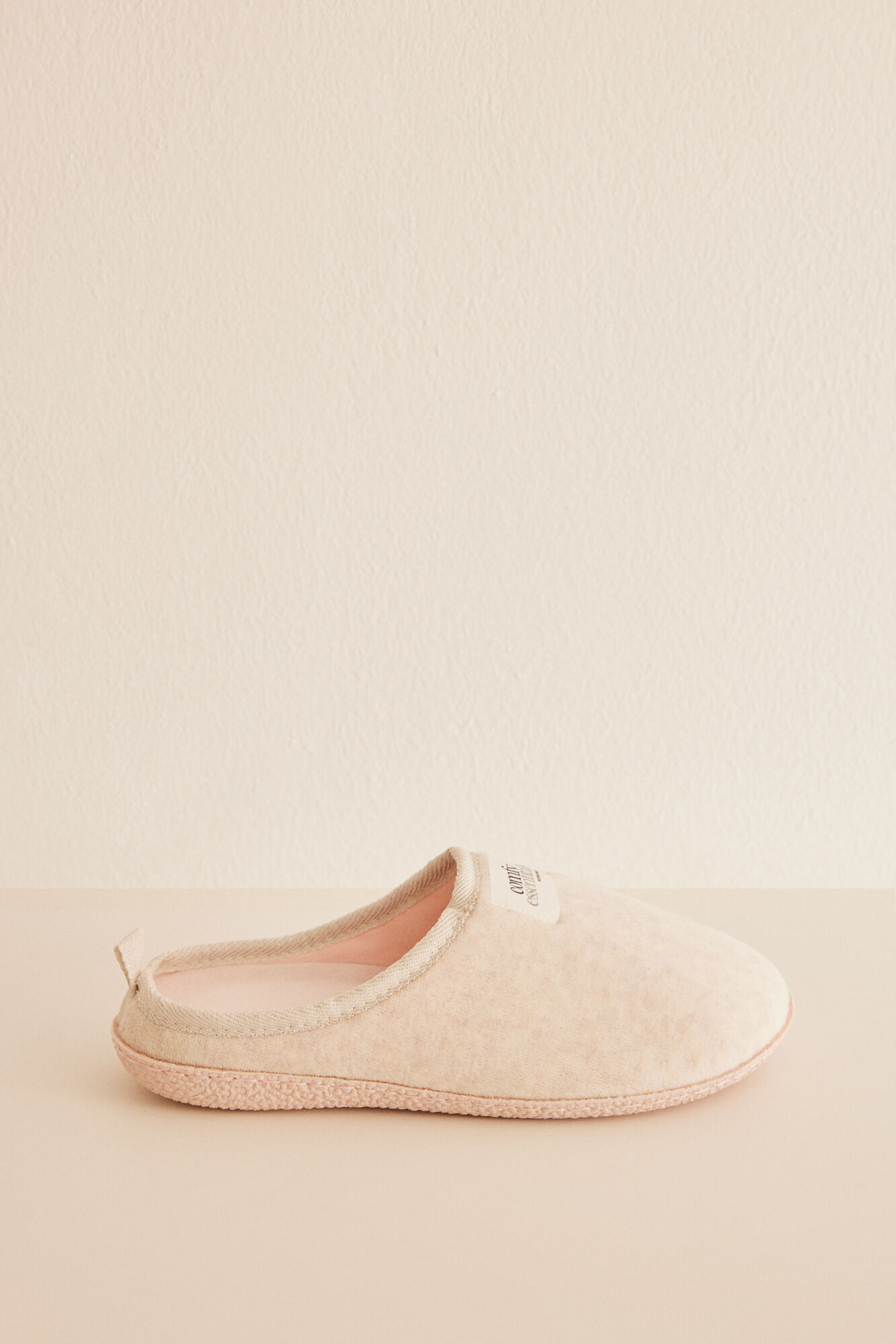Beige slippers with removable insoles | Women's footwear | WomenSecret